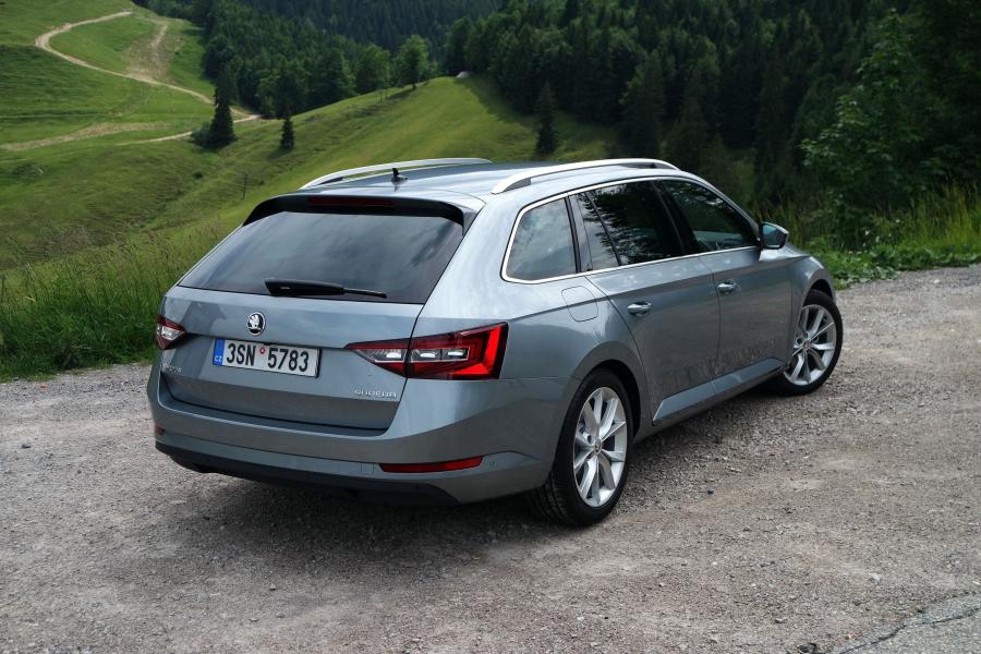  Skoda Superb Combi 2015 года  (фото 2 из 29)